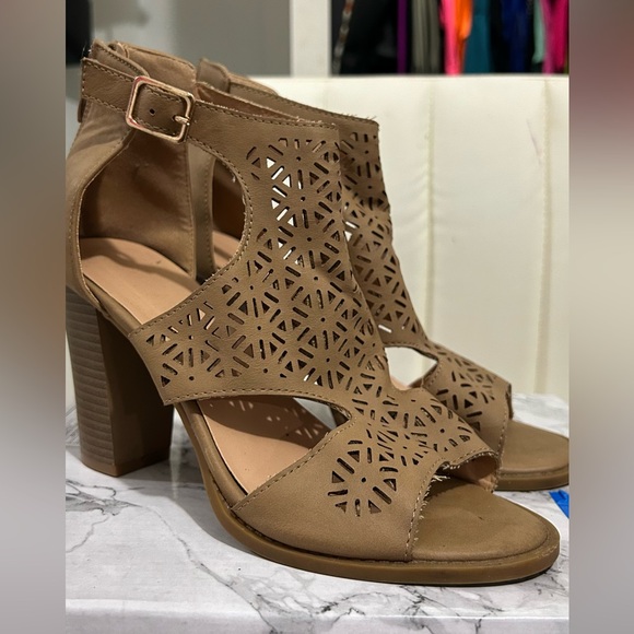 Heels - Picture 2 of 3